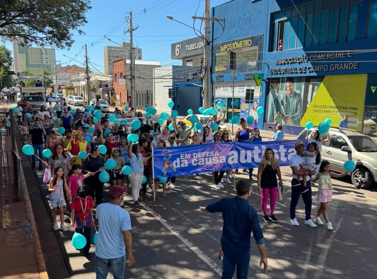 Caminhada mobiliza população em defesa da causa autista em Campo Grande