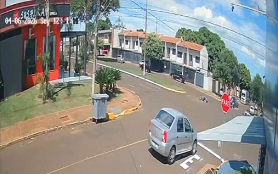 Motociclista passa mal e cai sozinho em cruzamento de Dourados