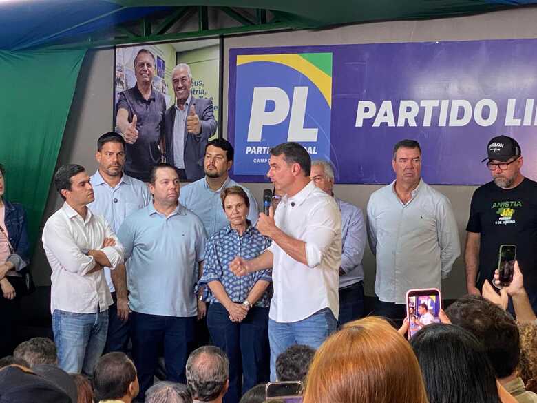 Em MS, Flávio Bolsonaro critica cenário econômico e fala em “fim do ciclo do PT”