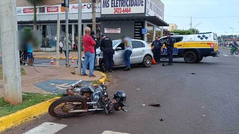 Colisão entre carro e moto deixa vítima gravemente ferida em Dourados