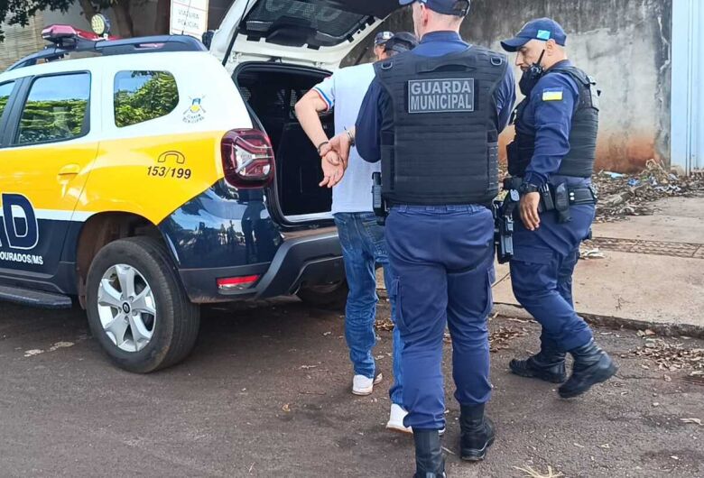 Homem é preso após esfaquear e tentar matar companheira com martelo em Dourados