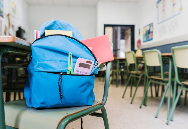 Professor se revolta e arremessa carteiras contra alunos em escola de Nova Andradina