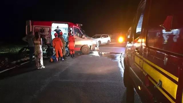 Motorista cochila e ambulância com gestante entubada sofre acidente na BR-262