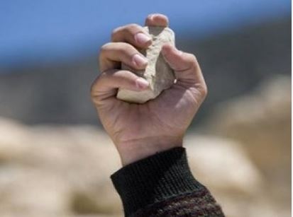 Discussão entre conhecidos termina em pedrada e homem fica ferido em Naviraí