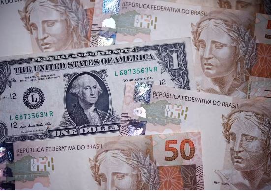 Dólar cai a R$ 4,97 e Ibovespa avança com cenário externo incerto
