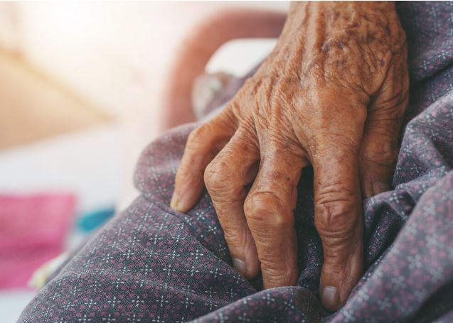 Idosa denuncia agressões da filha após chegar ferida a clínica na Capital