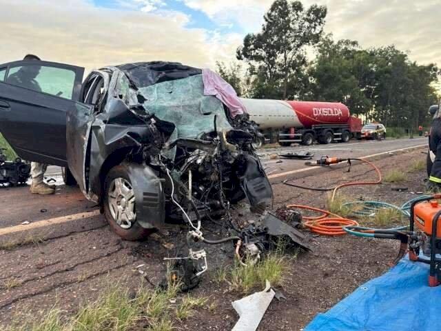 Jovem de Caarapó morre em acidente entre carro e carreta na BR-376