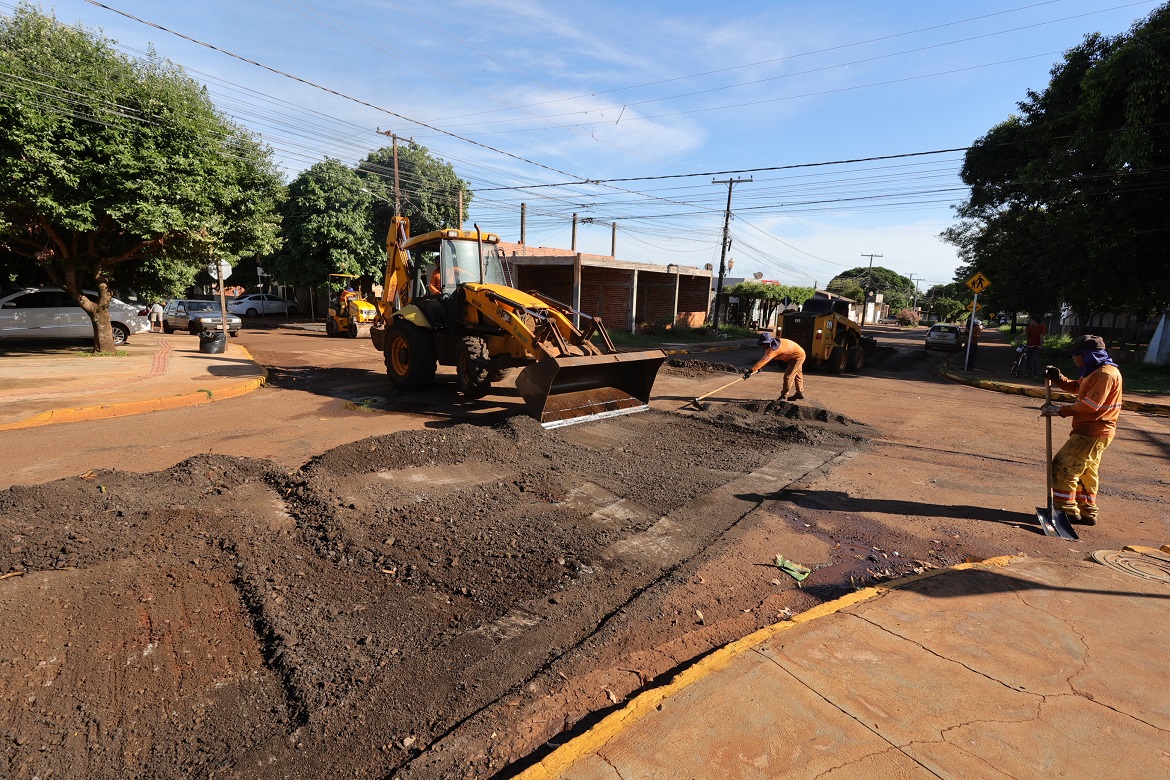 Prefeitura intensifica recuperação asfáltica e avança em quatro bairros de Dourados