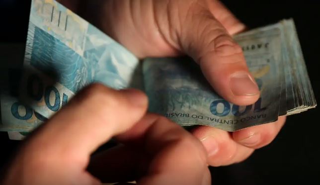 Salário médio do trabalhador amplia recorde e chega a R$ 3.722
